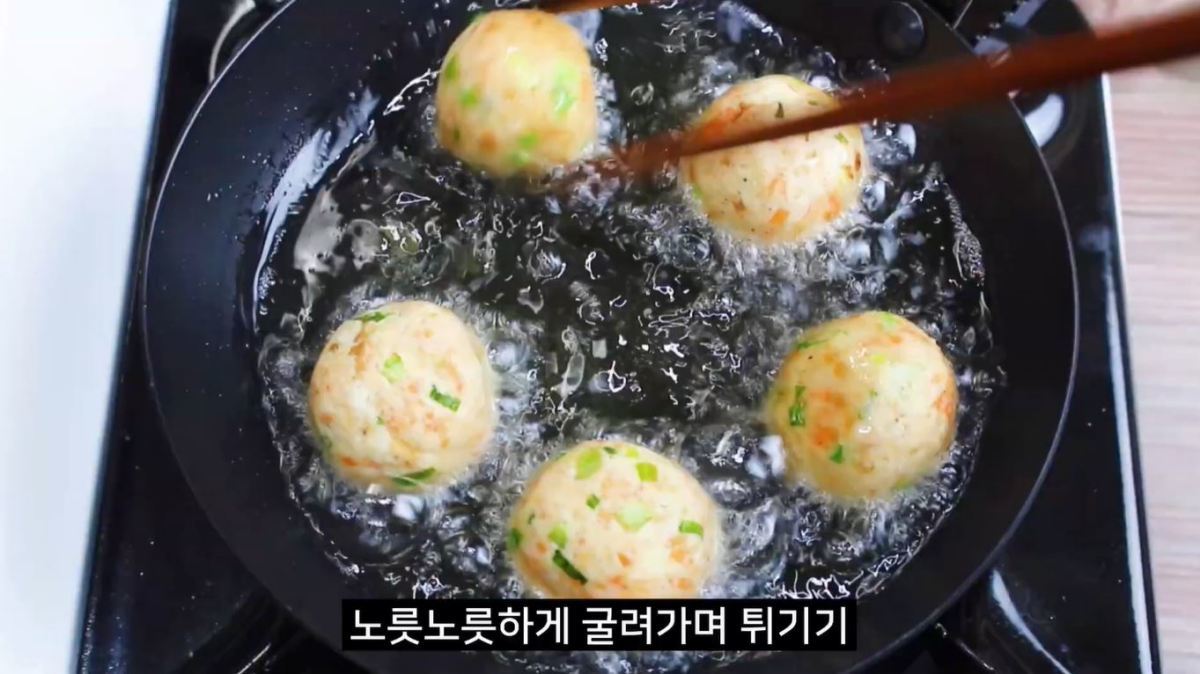 &nbsp;   Frying the bread dough. / YouTube \'Jipbap (Korean Home Cooking)\'
