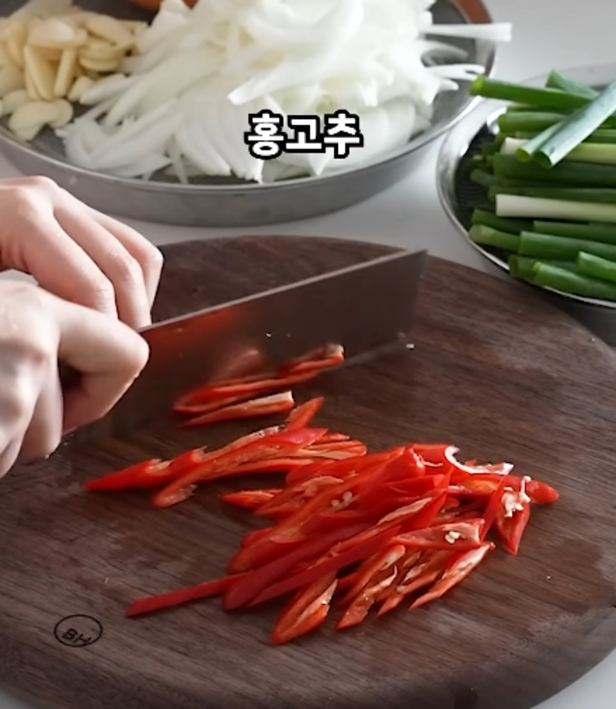 Slicing red chili peppers / YouTube \'Lifestyle Writer\'