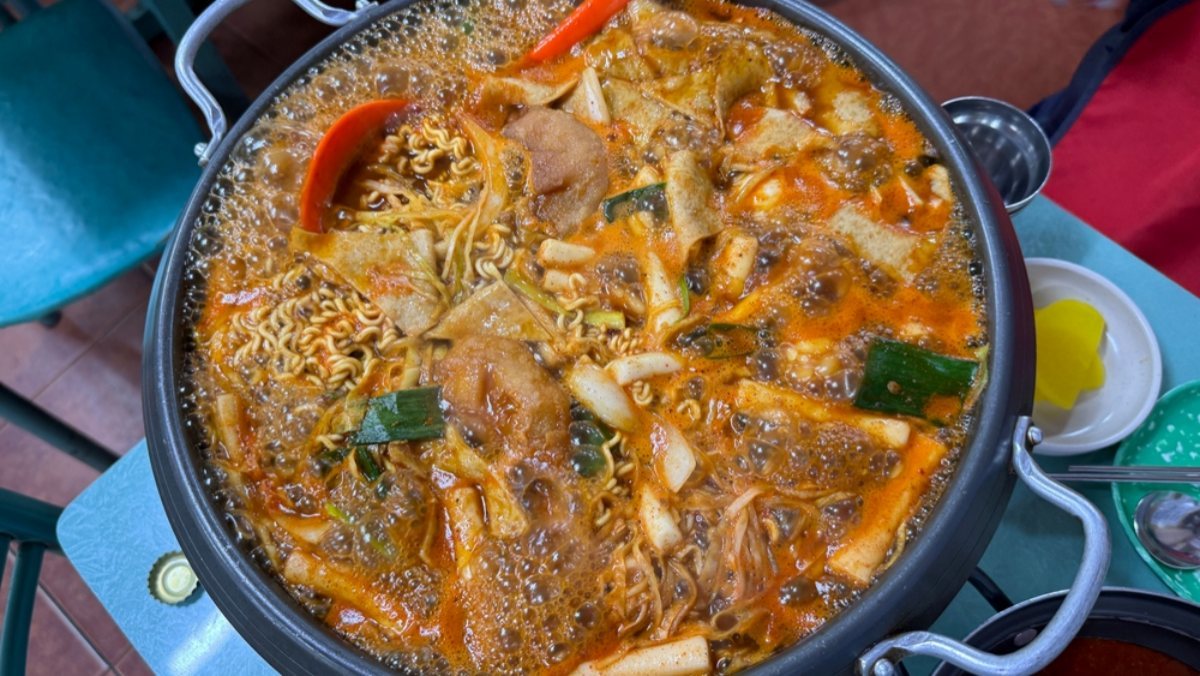 Discover the Unique Flavors of Seoul: A Guide to 신당동, 장충동, and 남대문시장의 Iconic Food Alleys