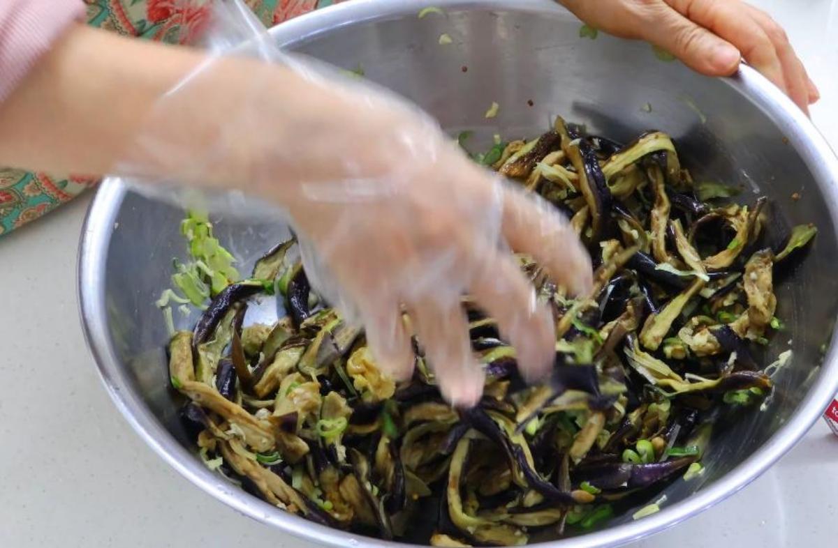 &nbsp;   Coat the eggplant evenly with the seasoning. / YouTube \'Garussi home cooking\'
