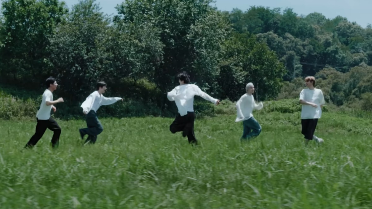 引用： TXT（TOMORROW X TOGETHER）「Beautiful Strangers」Official MVの一場面 / YouTube「HYBE LABELS」