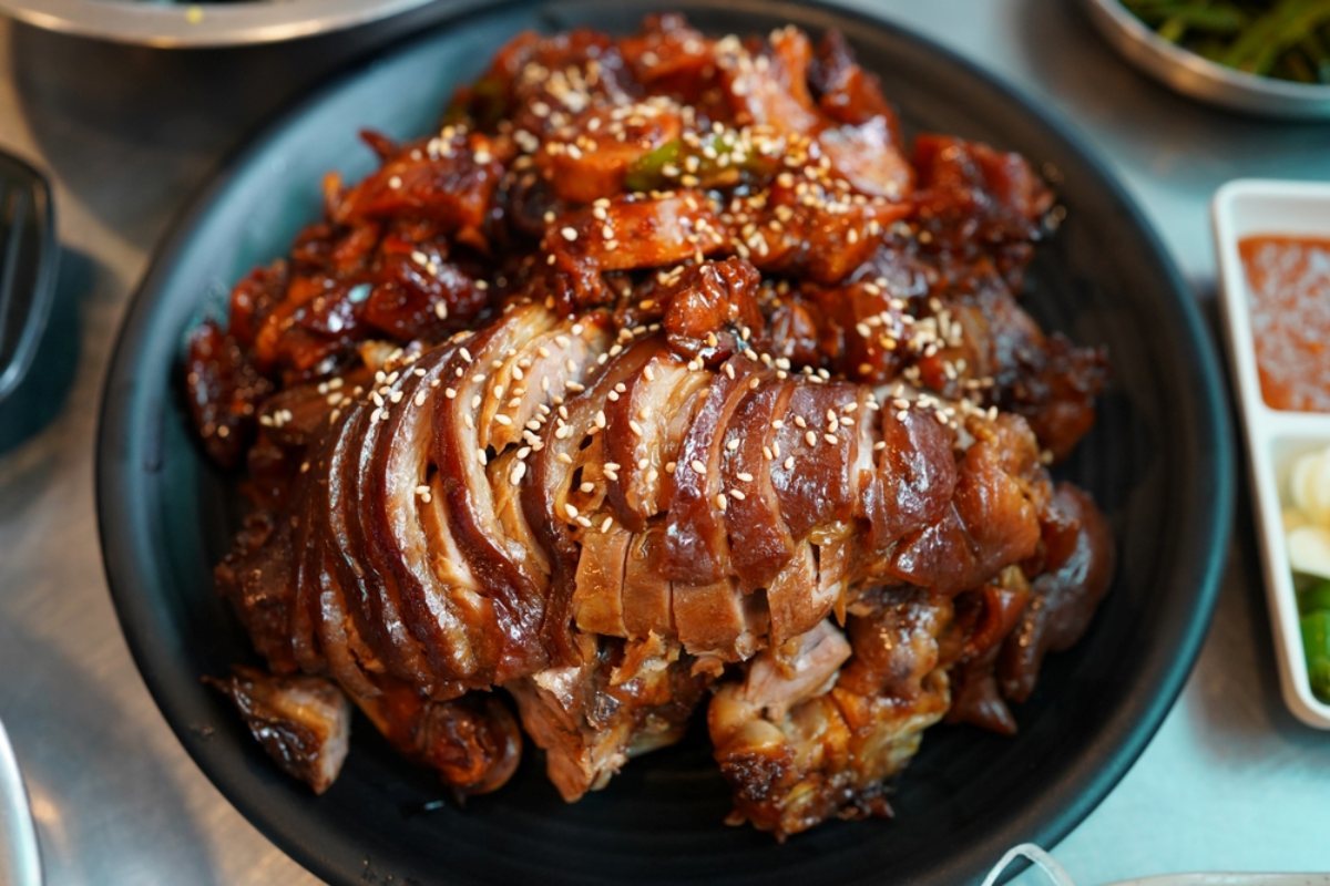 &nbsp;   Jokbal (braised pig\'s trotters) / MUKACAT-shutterstock.com