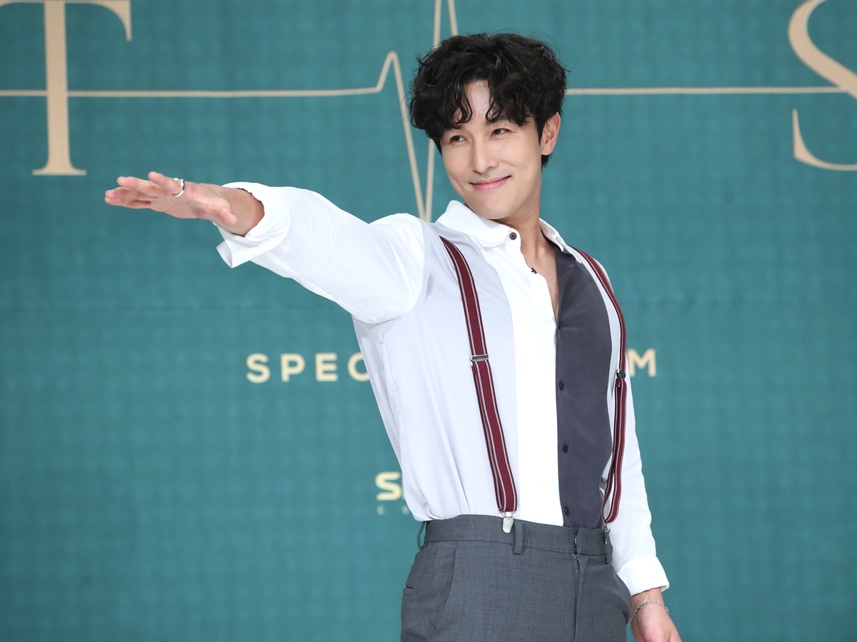 引用: 最長寿アイドルグループSHINHWAメンバーキム・ドンワン / ニュース1