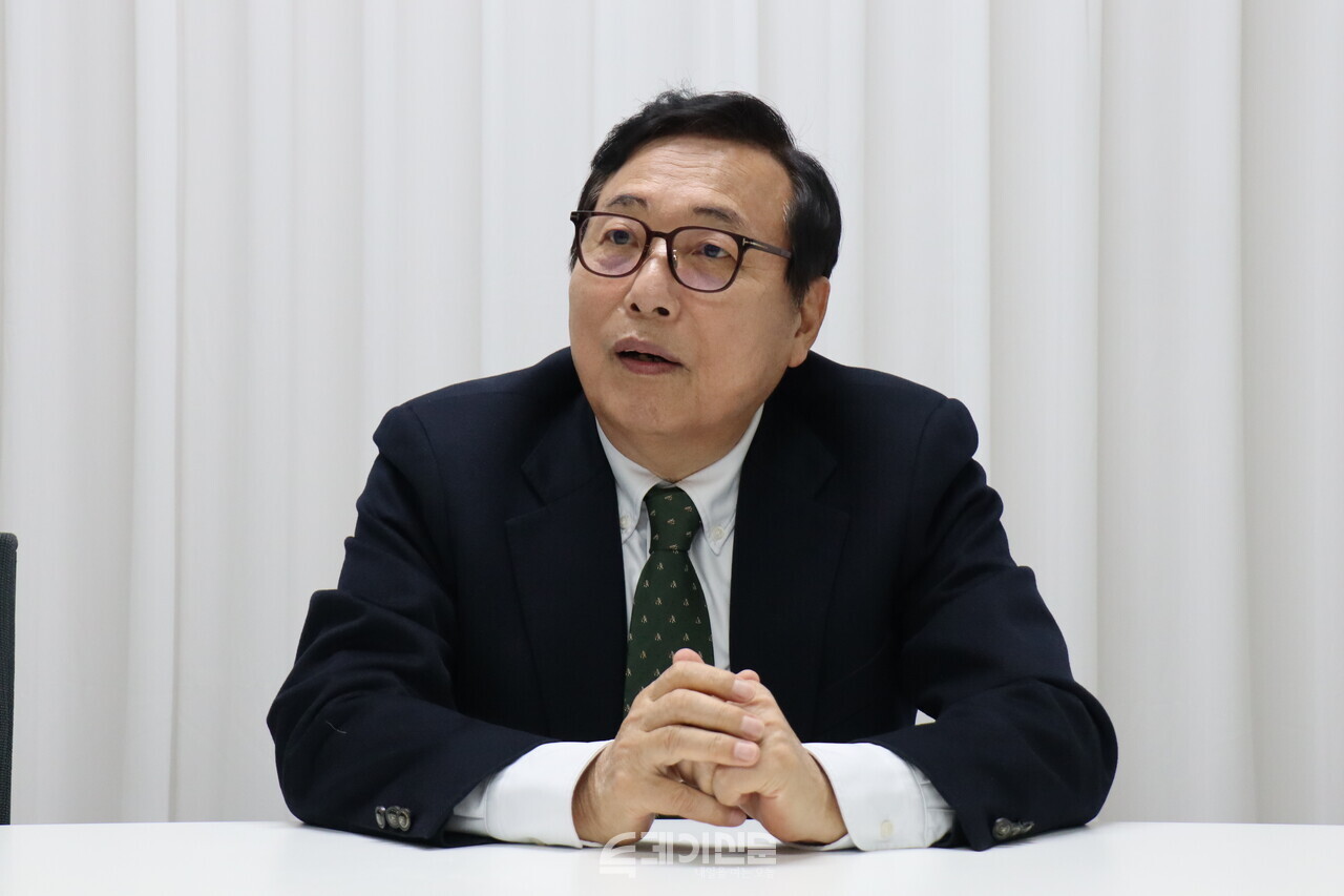「한국, 한국인」의 공동 저자인 유기풍 전 서강대 총장이 투데이신문과 인터뷰하고 있다. ©투데이신문