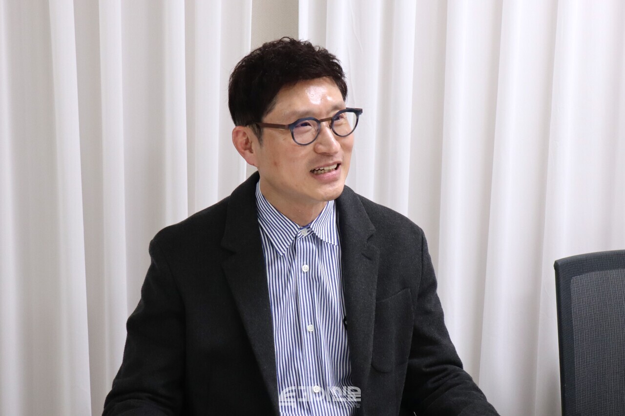 「한국, 한국인」의 공동 저자인 권형균 GGCS 대표가 투데이신문과 인터뷰하고 있다. ©투데이신문