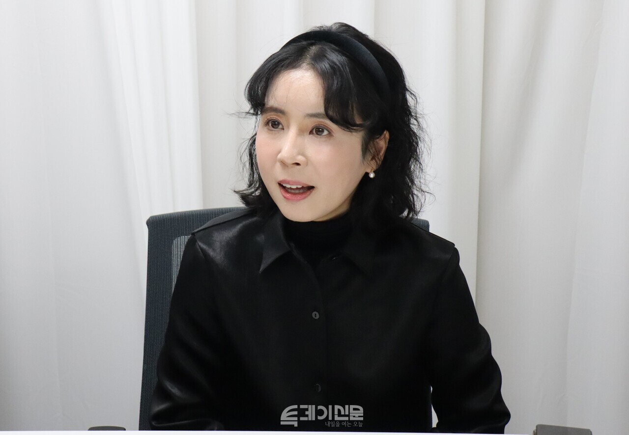 「한국, 한국인」의 공동 저자인 김도영 한국영상대 교수가 투데이신문과 인터뷰하고 있다. ©투데이신문