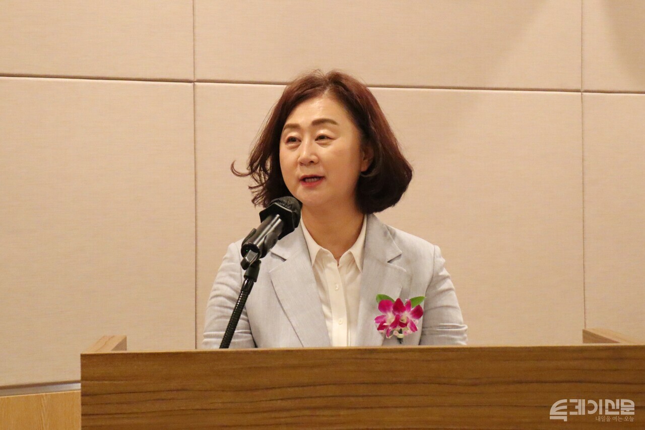 27일 오후 3시 한국경제인협회 FKI타워 컨퍼런스센터 2층 루비홀에서 열린 ‘2026년 제11회 투데이신문 직장인 신춘문예’ 시상식에서 투데이신문 박애경 대표가 인사말을 전하고 있다. ⓒ투데이신문
