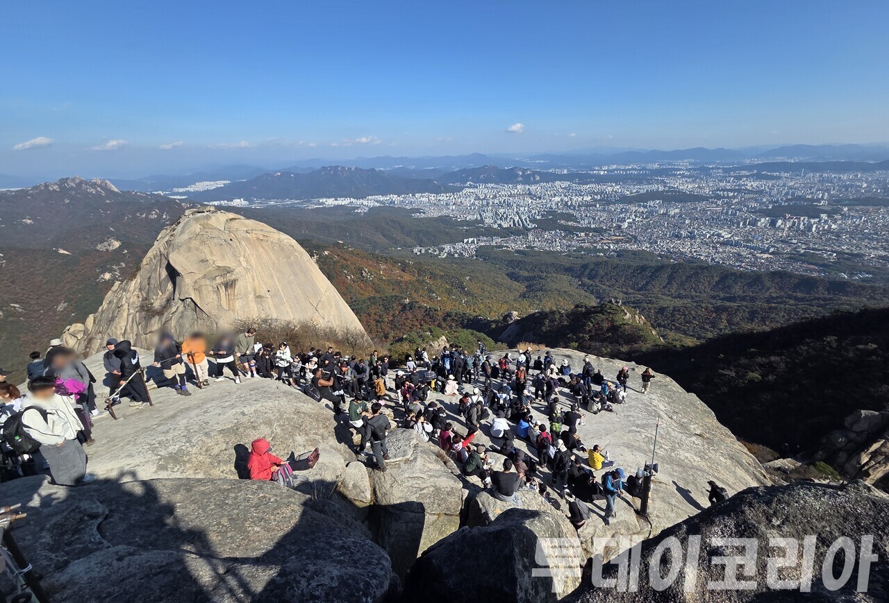 ▲ Hikers gather at Baegundae, the summit of Bukhansan. Photo=TodayKorea
