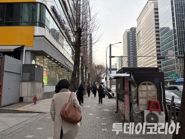 ▲ 서울 시내에서 시민들이 발걸음을 옮기고 있다. 사진=투데이코리아