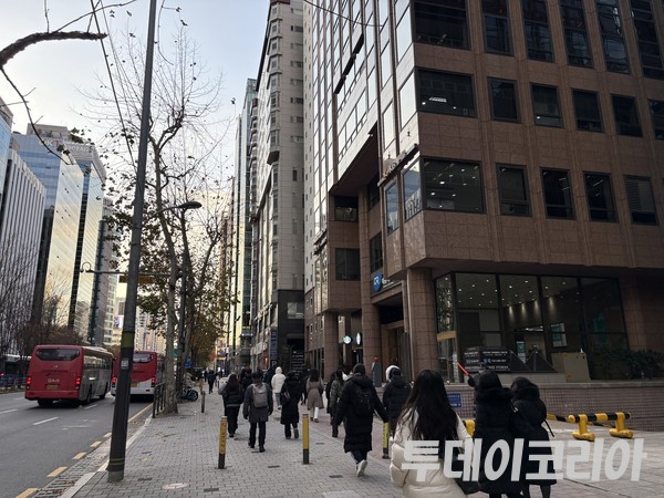 ▲ 서울 시내에서 시민들이 발걸음을 옮기고 있다 사진=투데이코리아