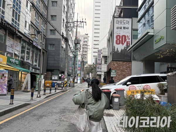 ▲ 서울 시내에서 시민들이 발걸음을 옮기고 있다. 사진=투데이코리아