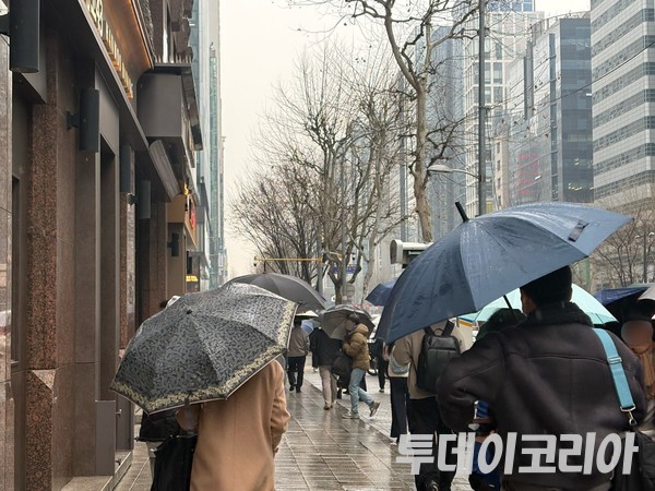 ▲ 서울 시내에서 시민들이 발걸음을 옮기고 있다. 사진=투데이코리아