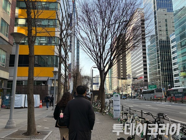 ▲ 서울 시내에서 시민들이 발걸음을 옮기고 있다. 사진=투데이코리아