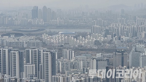 ▲ 초미세먼지 농도가 나쁨 수준을 보인 16일 서울 도심이 뿌옇게 보이고 있다. 사진=투데이코리아