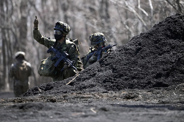 ▲ Japan Ground Self-Defense Force personnel took part in a joint exercise with U.S. Marines at the Higashifuji training area in Gotemba, southwest of Tokyo, on March 15, 2022. Photo = NEWSIS