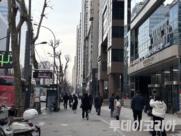 ▲ 서울 시내에서 시민들이 발걸음을 옮기고 있다. 사진=투데이코리아