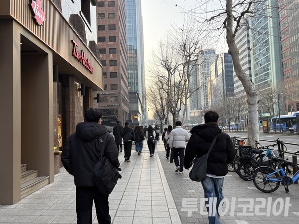 ▲ 서울 시내에서 시민들이 발걸음을 옮기고 있다. 사진=투데이코리아