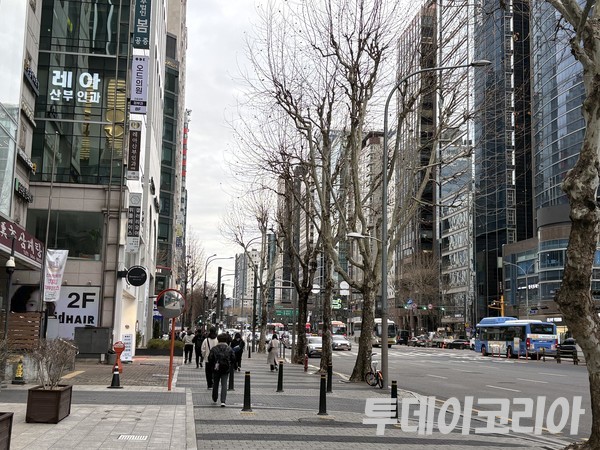 ▲ 서울 시내에서 시민들이 발걸음을 옮기고 있다. 사진=투데이코리아