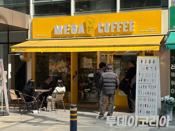 ▲ Citizens are using a low-cost coffee shop located in central Seoul. Photo=TodayKorea