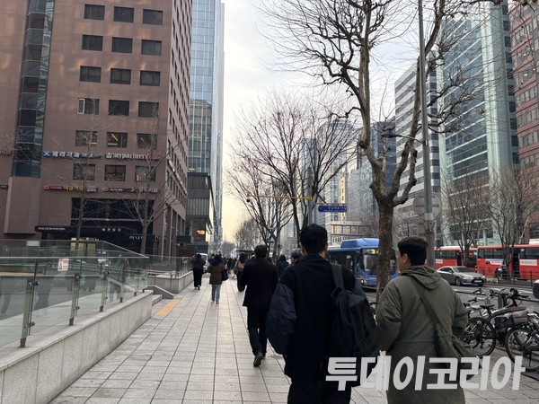 ▲ 서울 시내에서 시민들이 발걸음을 옮기고 있다. 사진=투데이코리아
