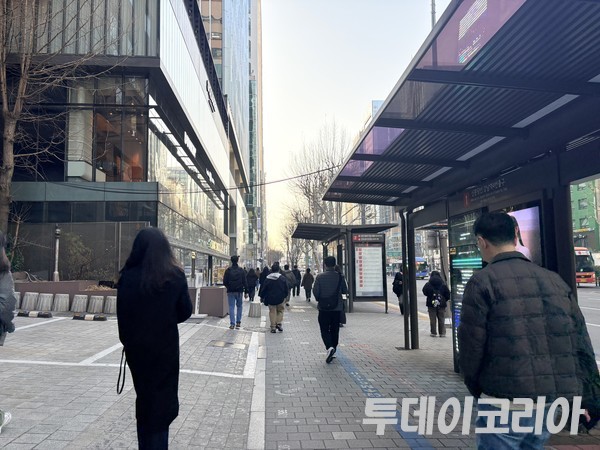 ▲ 서울 시내에서 시민들이 발걸음을 옮기고 있다. 사진=투데이코리아