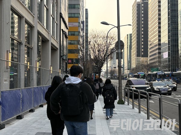 ▲ 서울 시내에서 시민들이 발걸음을 옮기고 있다. 사진=투데이코리아