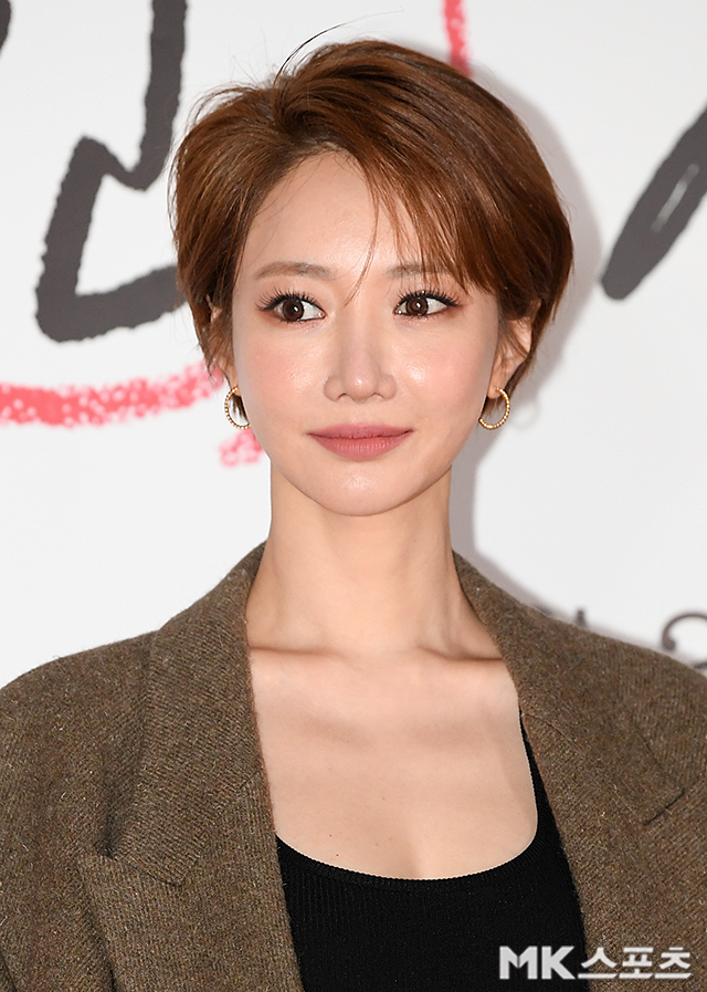 Go Jun-hee opened up about considering philtrum reduction surgery. Photo by Chun Jeong-hwan