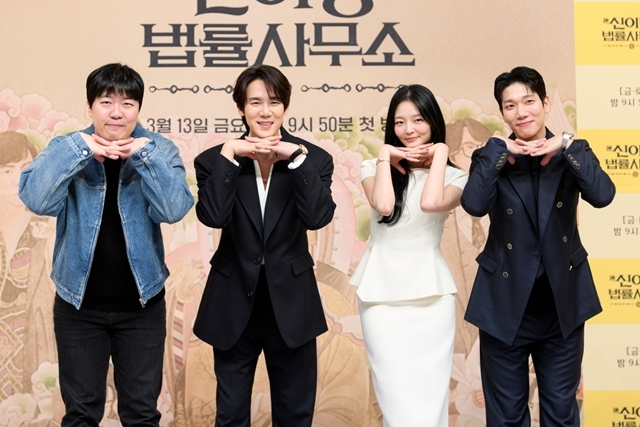 SBS held a production press conference for its new Friday–Saturday drama \'Shin I-rang Law Office\' on the afternoon of the 11th at its Mokdong headquarters in Seoul. Director Shin Junghoon and actors Yoo Yeon-seok, Esom, and Kim Kyung-nam attended. / Photo = SBS