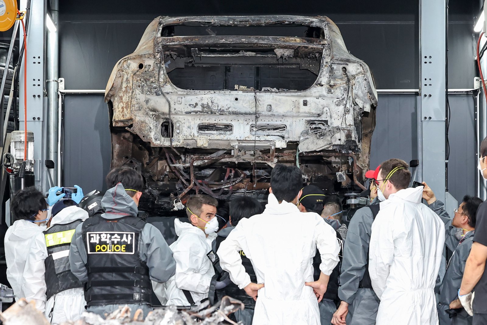 국립과학수사연구원과 인천경찰청 과학수사대 조사관들이 지난해 8월 인천 서구의 한 정비소에서 청라 아파트 지하주차장에서 화재로 전소된 메르세데스-벤츠 준대형 전기 세단 ‘EQE’에 대한 합동 감식을 진행하는 모습(자료사진). 2024.8.8.뉴스1