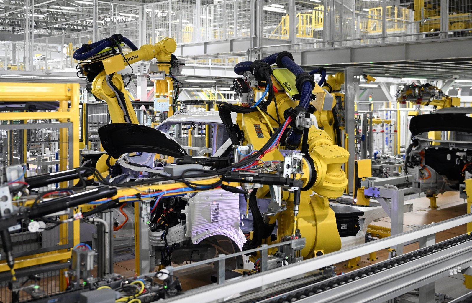 지난 12일 경기 화성 기아 화성EVO플랜트 이스트(East) 헤드라이닝 장착 자동화 공정. 2026.3.15 현대차그룹 제공