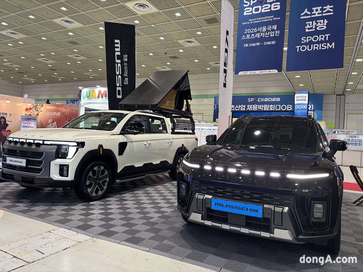 KG 모빌리티가 26일 서울 삼성동 코엑스에서 열린 서울국제스포츠레저산업전 2026에 참가해 최신 픽업 트럭 무쏘를 전시하며 관람객을 맞이하고 있다. KGM 제공