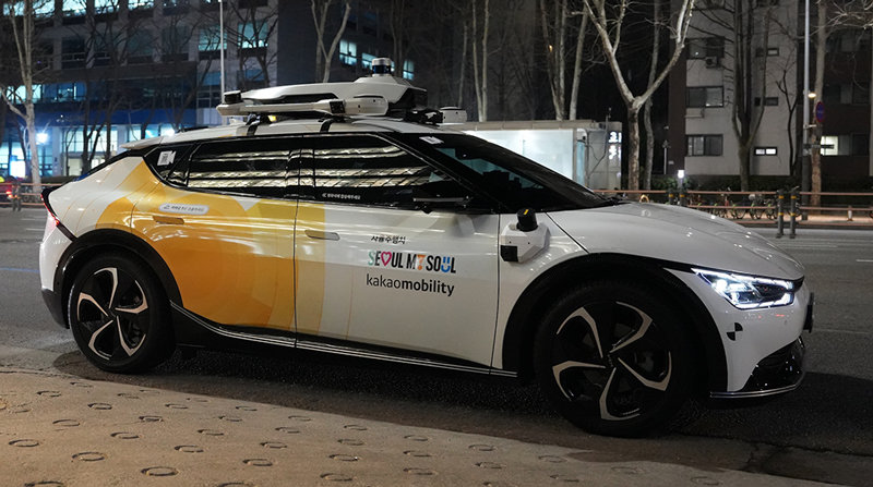 23일 오후 10시 서울 강남구 매봉역 인근에서 카카오모빌리티의 로보택시 ‘강남 심야 자율주행 택시’를 시승했다. 카카오모빌리티 제공