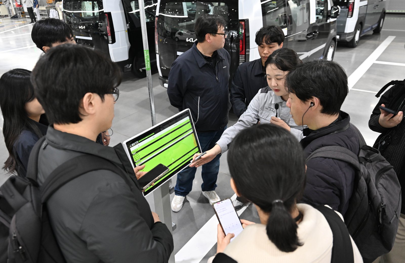 지난 12일 경기 화성 기아 화성EVO플랜트 이스트(East)에서 기자들이 관계자로부터 공장의 품질완결 시스템에 대한 설명을 듣는 모습. 2026.3.15 현대차그룹 제공