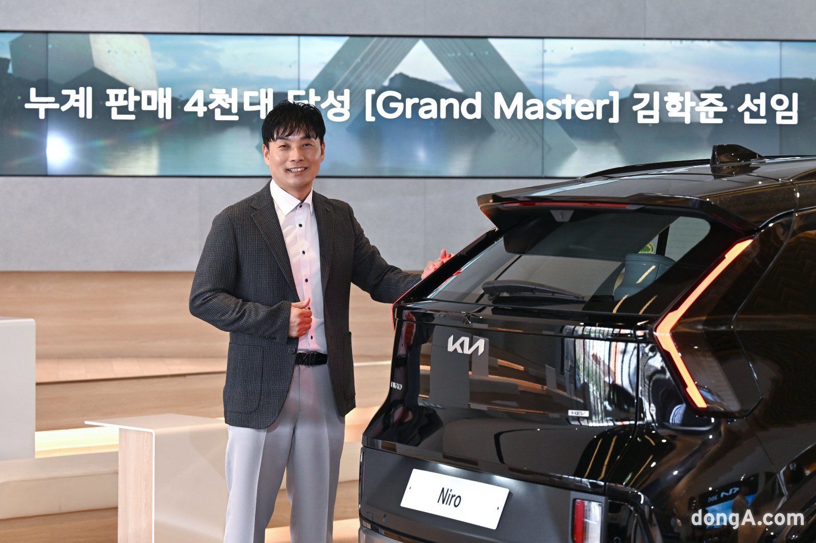 김학준 선임 오토컨설턴트가 서울 강남구에 위치한 브랜드 체험공간 Kia 360에서 기념 촬영을 하고 있다. 기아 제공