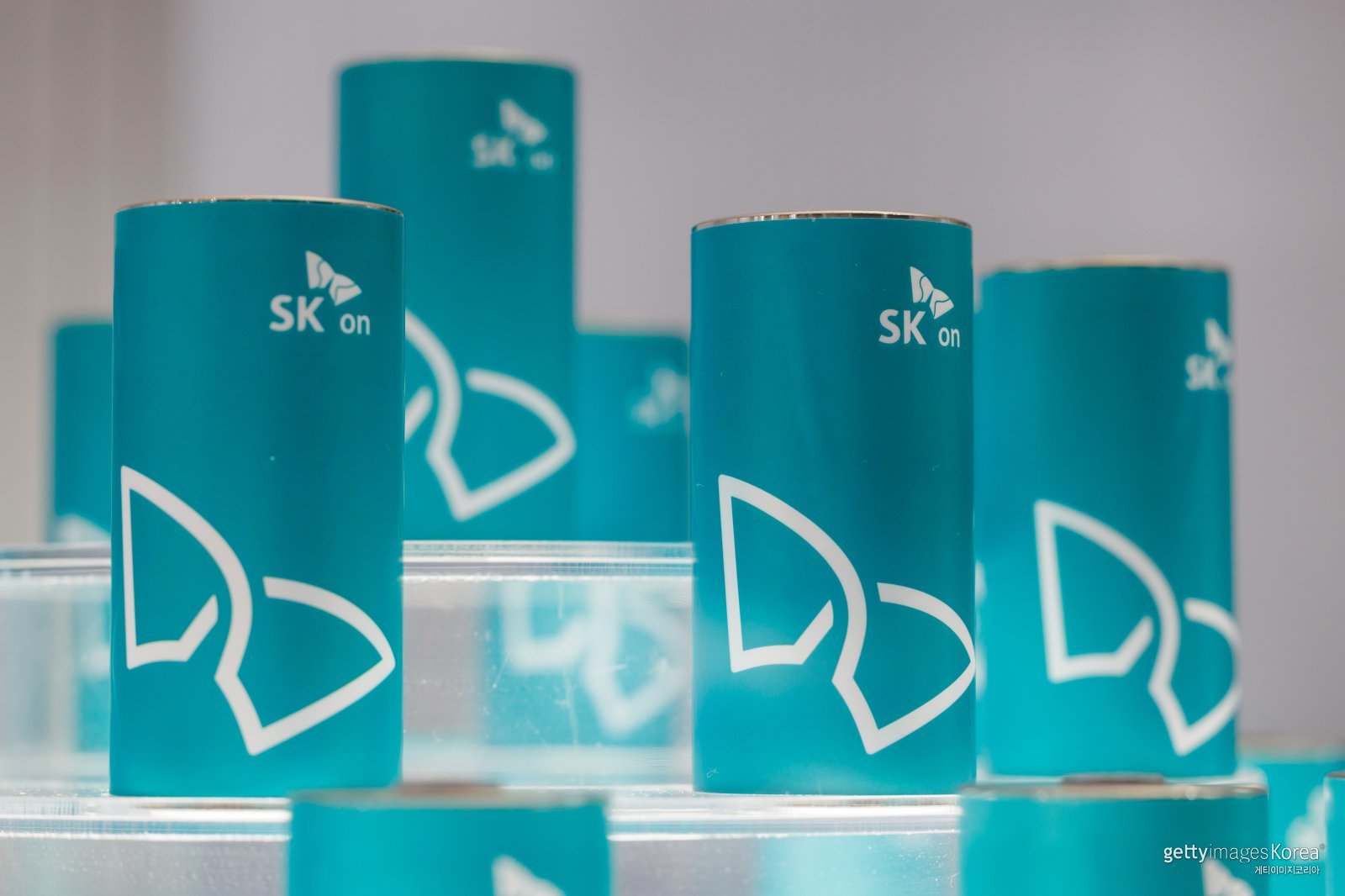 SK온 배터리 셀이 3월 11일 서울 코엑스에서 열린 ‘인터배터리’ 전시회에 전시돼 있다. AI 데이터센터 확산으로 전력 저장 장치(ESS)용 배터리 수요가 빠르게 증가하고 있다. Bloomberg / Getty Images