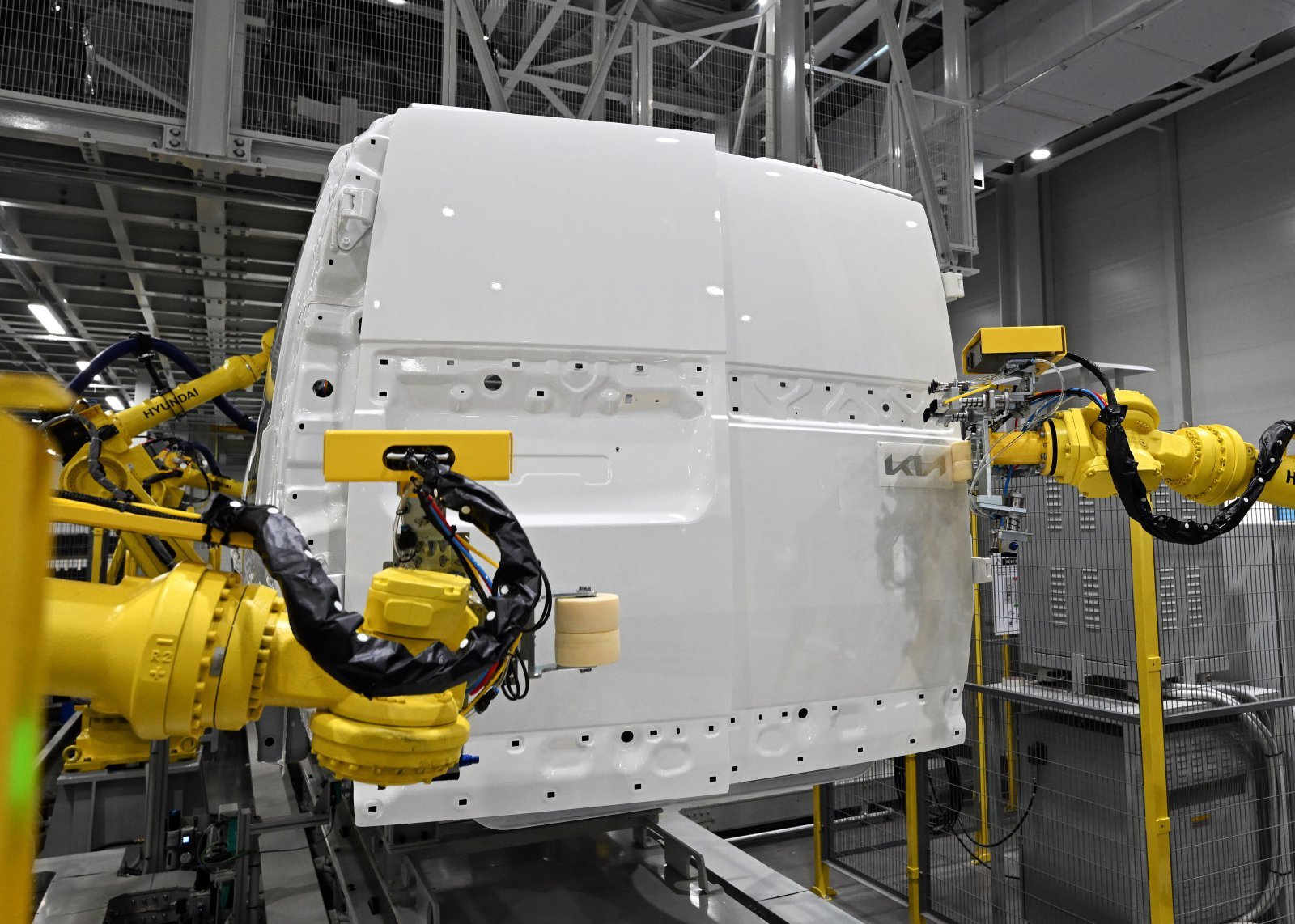 지난 12일 경기 화성 기아 화성EVO플랜트 이스트(East) 엠블럼 장착 자동화 공정. 2026.3.15 현대차그룹 제공