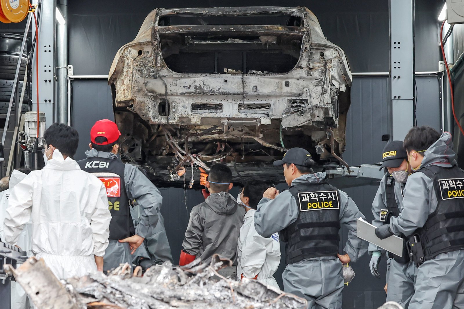 국립과학수사연구원과 인천경찰청 과학수사대 조사관들이 8일 오전 인천 서구의 한 정비소에서 지난 1일 청라 아파트 지하주차장에서 화재로 전소된 전기차에 대한 2차 합동감식을 실시하고 있다. 이날 합동감식이 진행된 정비소에는 벤츠 측 관계자들도 찾아와 감식을 참관했다. 2024.8.8 ⓒ 뉴스1 