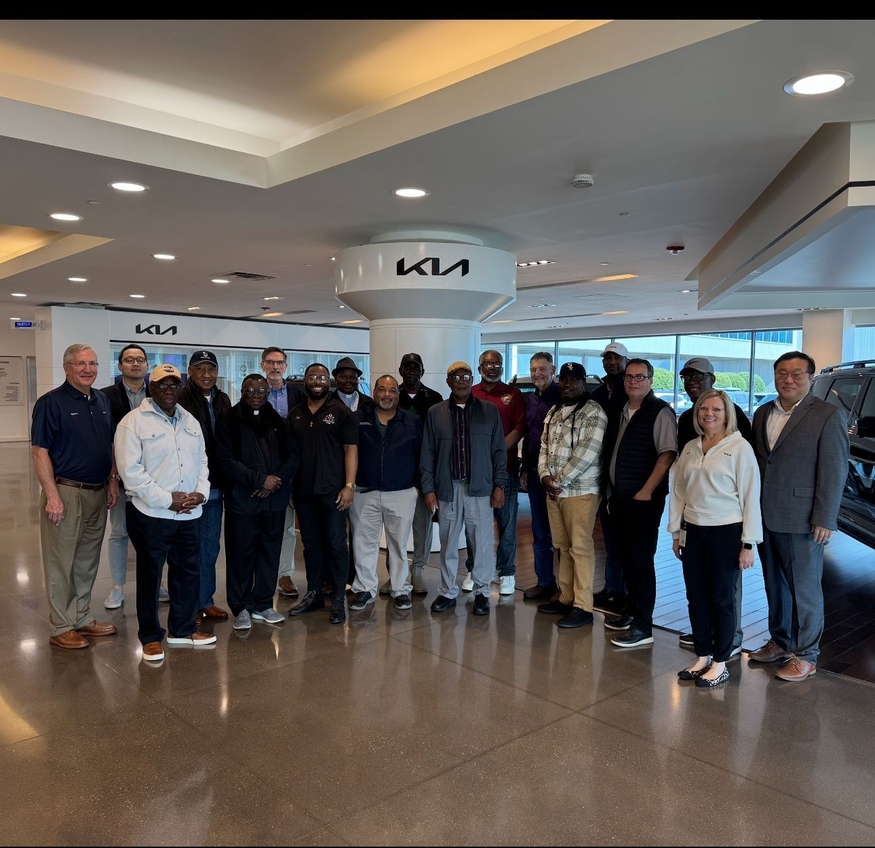 미국 루이지애나주 경제 단체 웨스트 어센션 비즈니스 및 산업 연합 관계자들이 조지아주 웨스트포인트에 위치한 기아 공장을 방문해 기념 촬영을 하고 있다. (사진=웨스트 어센션 비즈니스 및 산업 연합 )