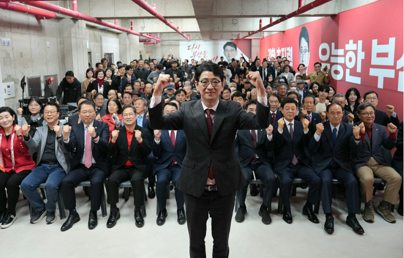 

<figure>” /><figcaption>
<figure></figcaption></figure>
<p>政治とは結局、どこまで視野に入れるかの争いだ。</p>
<p>その視野の先にあるのは、常に都市への姿勢である。</p>
<p>国民の力の釜山市長選に立候補したチュ・ジヌは、今の釜山政治では珍しいタイプだ。「管理」ではなく「再設計」を掲げている。</p>
<p>この点で期待と懸念が同時に湧き起こる。</p>
<p>準備不足の飛躍なのか、遅れを取り戻すための転換なのか。地域政治界の内外で評価は割れている。</p>
<p>この問いの先に重なって見える人物がいる。日本政治の文法を揺るがした前・大阪維新の会代表、橋下徹だ。</p>
<figure><img decoding=
