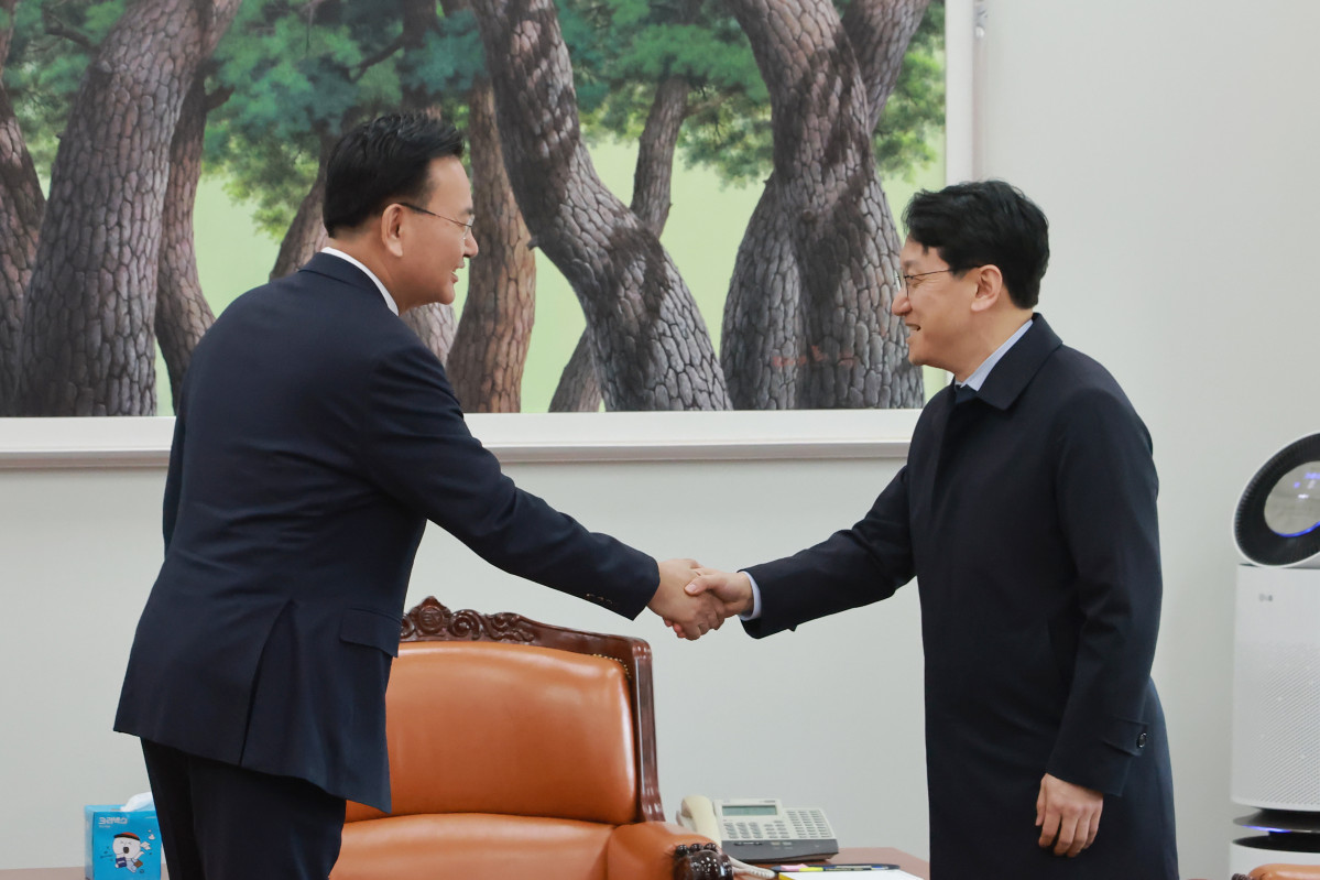 Photo: NEWSISCheon Jun-ho, the Democratic Party’s deputy floor leader for parliamentary operations, and Yu Sang-beom, the People Power Party’s deputy floor leader for parliamentary operations, shake hands ahead of a meeting at the National Assembly in Yeouido, Seoul, on the morning of the 4th. (Joint coverage)