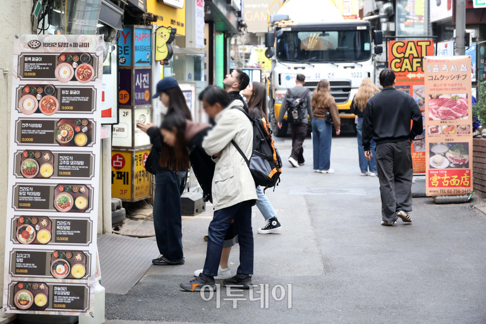 &nbsp;  Major dining-out prices in Seoul — including jajangmyeon (black bean noodles) and kalguksu (hand-cut noodle soup) — continued to climb last month. On March 23, the Korea Consumer Agency\'s price portal Chamgagak reported that the average price of jajangmyeon in Seoul was 7,692 KRW (approximately $5.77), up 0.5% from January\'s 7,654 KRW (approximately $5.74). Over the same period, kalguksu rose from 9,923 KRW (approximately $7.44) to 9,962 KRW (approximately $7.47), and the price for 200 g of pork belly increased from 17,923 KRW (approximately $13.44) to 18,000 KRW (approximately $13.50), each a 0.4% rise. That day, a restaurant on Seoul\'s Myeongdong Street displayed a menu notice. Reporter Go I-ran photoeran@