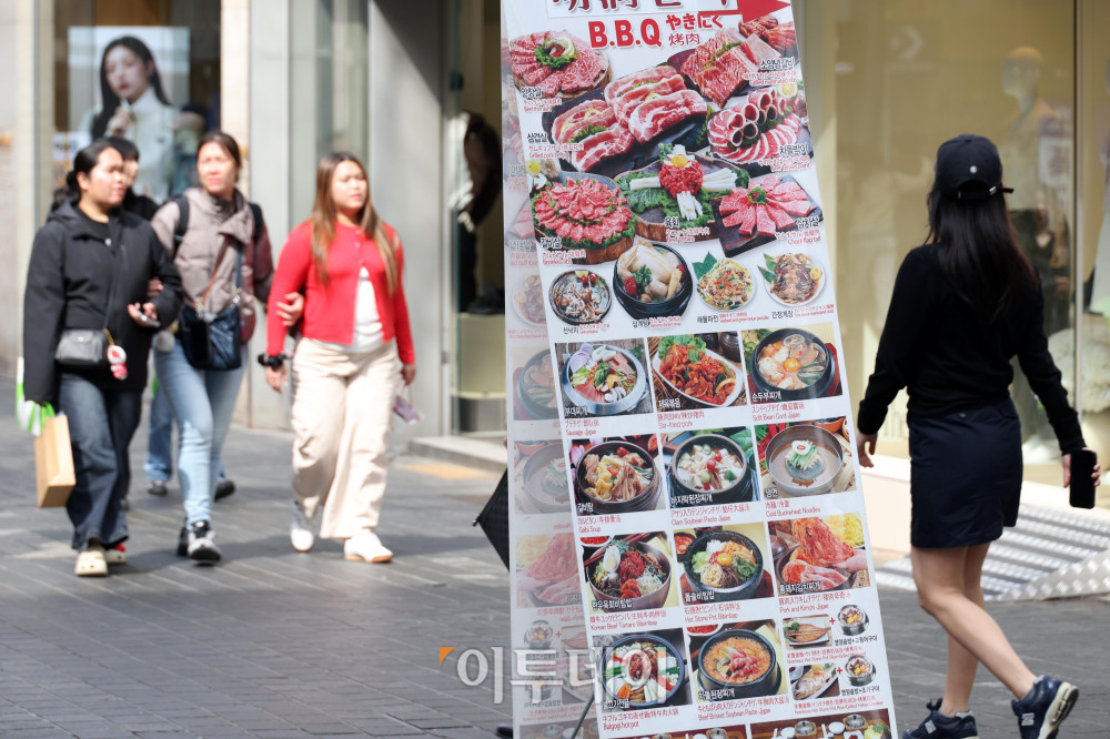 &nbsp;  Major dining-out prices in Seoul — including jajangmyeon (black bean noodles) and kalguksu (hand-cut noodle soup) — continued to climb last month. On March 23, the Korea Consumer Agency\'s price portal Chamgagak reported that the average price of jajangmyeon in Seoul was 7,692 KRW (approximately $5.77), up 0.5% from January\'s 7,654 KRW (approximately $5.74). Over the same period, kalguksu rose from 9,923 KRW (approximately $7.44) to 9,962 KRW (approximately $7.47), and the price for 200 g of pork belly increased from 17,923 KRW (approximately $13.44) to 18,000 KRW (approximately $13.50), each a 0.4% rise. That day, a restaurant on Seoul\'s Myeongdong Street displayed a menu notice. Reporter Go I-ran photoeran@