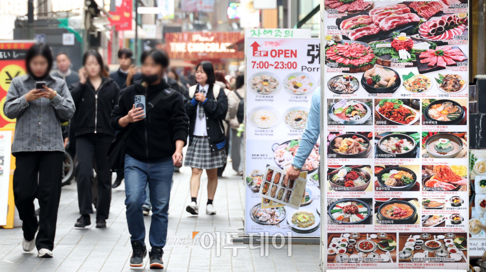 &nbsp;  Major dining-out prices in Seoul — including jajangmyeon (black bean noodles) and kalguksu (hand-cut noodle soup) — continued to climb last month. On March 23, the Korea Consumer Agency\'s price portal Chamgagak reported that the average price of jajangmyeon in Seoul was 7,692 KRW (approximately $5.77), up 0.5% from January\'s 7,654 KRW (approximately $5.74). Over the same period, kalguksu rose from 9,923 KRW (approximately $7.44) to 9,962 KRW (approximately $7.47), and the price for 200 g of pork belly increased from 17,923 KRW (approximately $13.44) to 18,000 KRW (approximately $13.50), each a 0.4% rise. That day, a restaurant on Seoul\'s Myeongdong Street displayed a menu notice. Reporter Go I-ran photoeran@