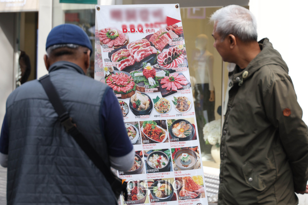 &nbsp;  Major dining-out prices in Seoul — including jajangmyeon (black bean noodles) and kalguksu (hand-cut noodle soup) — continued to climb last month. On March 23, the Korea Consumer Agency\'s price portal Chamgagak reported that the average price of jajangmyeon in Seoul was 7,692 KRW (approximately $5.77), up 0.5% from January\'s 7,654 KRW (approximately $5.74). Over the same period, kalguksu rose from 9,923 KRW (approximately $7.44) to 9,962 KRW (approximately $7.47), and the price for 200 g of pork belly increased from 17,923 KRW (approximately $13.44) to 18,000 KRW (approximately $13.50), each a 0.4% rise. That day, a restaurant on Seoul\'s Myeongdong Street displayed a menu notice. Reporter Go I-ran photoeran@