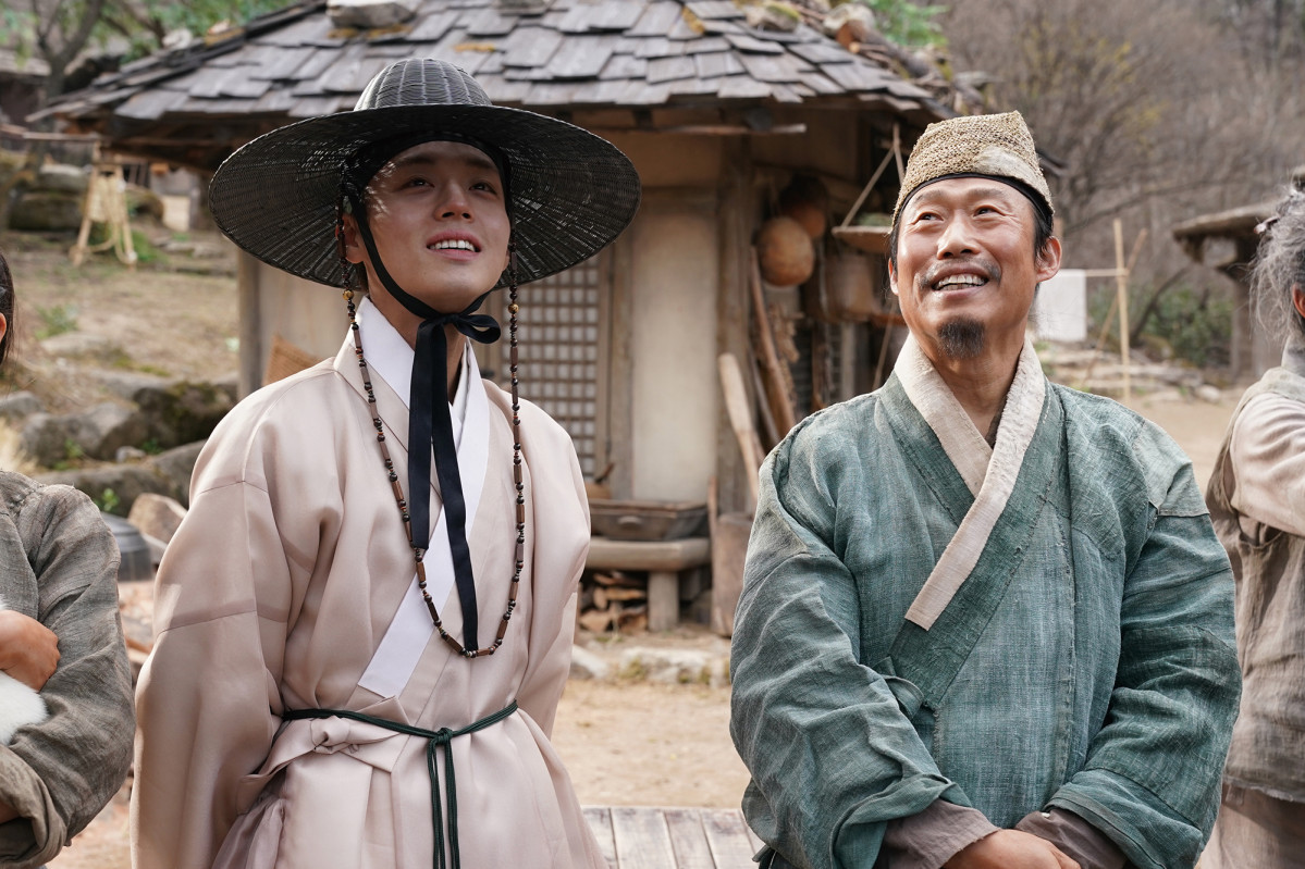 Danjong and village headman Eom Heung‑do in the film \'The Man Who Lives with the King.\'