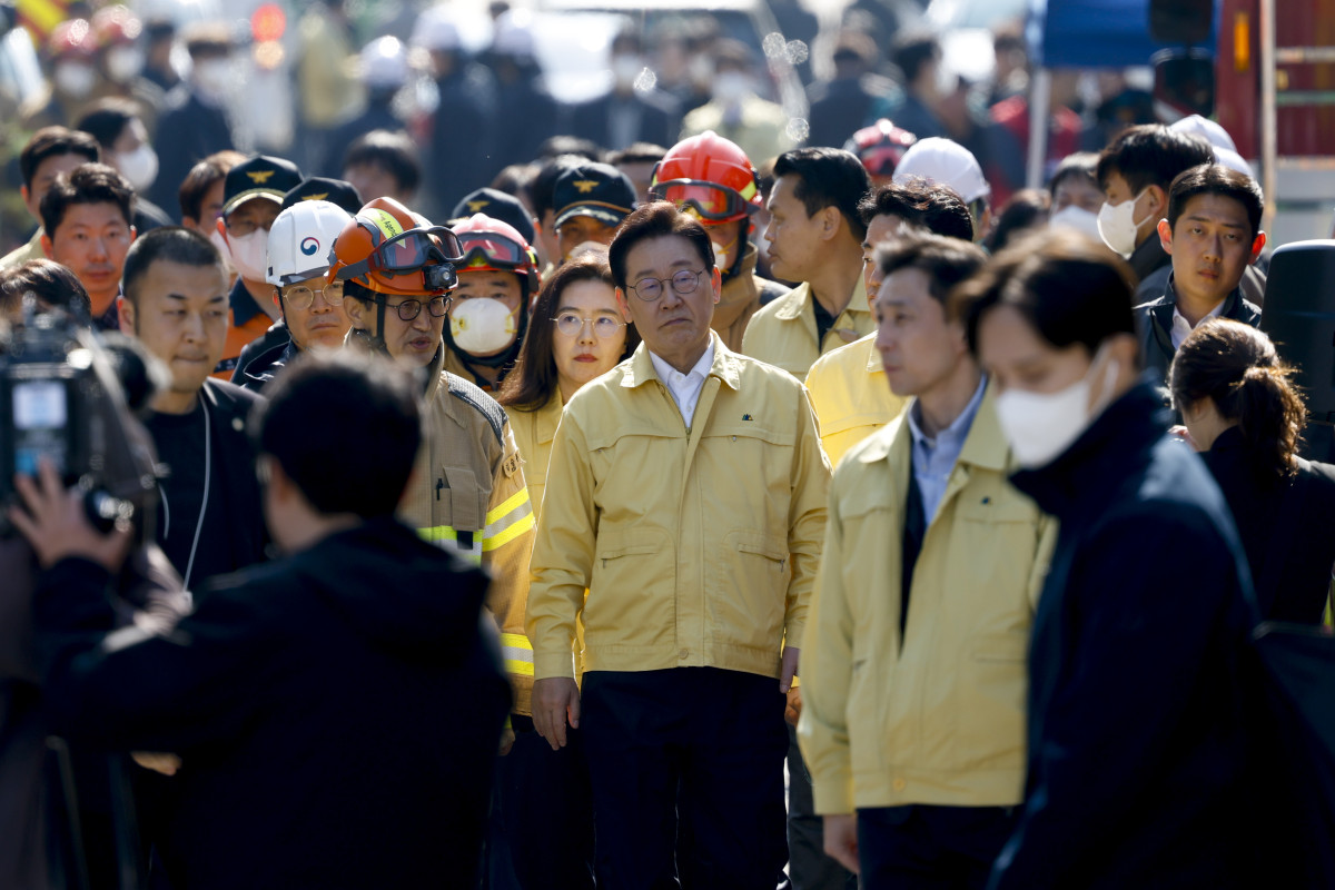 

<figure>” /><figcaption>
<figure></figcaption></figure>
<p>イ・ジェミョン大統領は21日、大田の工場火災惨事を受け、政府は今回の事故の原因と経緯を徹底的に究明し、二度と同様の悲劇が起きないよう根本的な対策を講じると述べた。</p>
<p>大統領は火災現場を訪れた直後、エックス（X・旧ツイッター）に「最後まで責任を持ってともにする」という題名の投稿を上げ、「国民の生命と安全を守ることは国家の最も基本的な責務だ」と強調した。</p>
<p>大統領は大田の火災現場を直接視察し、被害状況や行方不明者の捜索などの救助作業の進捗を点検した。遺族や負傷者と面会し、慰めの言葉を伝えた。</p>
<p>これに関連して、遺族の要請を踏まえ現場責任者を指定し、常時対応体制を維持するとともに、進捗を定期的かつ誠実に説明するよう指示したと述べた。</p>
<p>続けて、原因究明を含む調査過程でも可能な範囲で遺族の参加を保障し、意見が反映されるようにすると説明した。</p>
<p>また、支援に関しても一切の手落ちがないようにすると強調した。</p>
<p>その上で、緊急の支援が必要な場合には政府が費用を先払いする案を含め、実質的な支援を迅速に行い、その後関係機関との精算や求償手続きまで検討すると付け加えた。</p>
<p>病院で治療中の負傷者を見舞い、早期に健康を回復して日常に戻ることを心から願うと述べた。</p>
<p>また、今回の事故で尊い命を失った人々の冥福を祈り、遺族に深い哀悼の意を改めて表した。</p>
<p>続けて、事故現場で救助と収拾に全力を尽くしている消防隊員や関係者にも深く感謝を伝えた。</p>
<p>一方、今回の火災被害を迅速に収拾するため、大田市に災害特別交付税10億ウォン（約1億664万円）が緊急支援されることになった。</p>
</div>
		</article>
		<!-- 기사뷰 뉴스 하단 AD -->
		<article class=