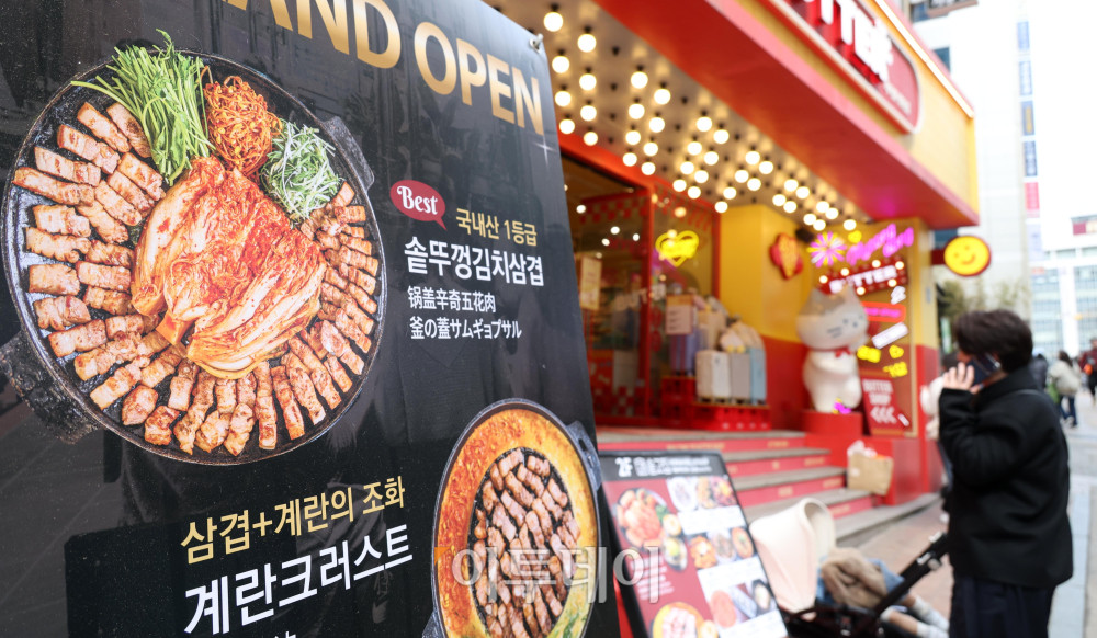 &nbsp;  Major dining-out prices in Seoul — including jajangmyeon (black bean noodles) and kalguksu (hand-cut noodle soup) — continued to climb last month. On March 23, the Korea Consumer Agency\'s price portal Chamgagak reported that the average price of jajangmyeon in Seoul was 7,692 KRW (approximately $5.77), up 0.5% from January\'s 7,654 KRW (approximately $5.74). Over the same period, kalguksu rose from 9,923 KRW (approximately $7.44) to 9,962 KRW (approximately $7.47), and the price for 200 g of pork belly increased from 17,923 KRW (approximately $13.44) to 18,000 KRW (approximately $13.50), each a 0.4% rise. That day, a restaurant on Seoul\'s Myeongdong Street displayed a menu notice. Reporter Go I-ran photoeran@