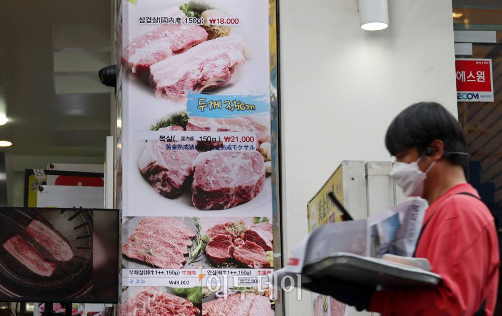 &nbsp;  Major dining-out prices in Seoul — including jajangmyeon (black bean noodles) and kalguksu (hand-cut noodle soup) — continued to climb last month. On March 23, the Korea Consumer Agency\'s price portal Chamgagak reported that the average price of jajangmyeon in Seoul was 7,692 KRW (approximately $5.77), up 0.5% from January\'s 7,654 KRW (approximately $5.74). Over the same period, kalguksu rose from 9,923 KRW (approximately $7.44) to 9,962 KRW (approximately $7.47), and the price for 200 g of pork belly increased from 17,923 KRW (approximately $13.44) to 18,000 KRW (approximately $13.50), each a 0.4% rise. That day, a restaurant on Seoul\'s Myeongdong Street displayed a menu notice. Reporter Go I-ran photoeran@