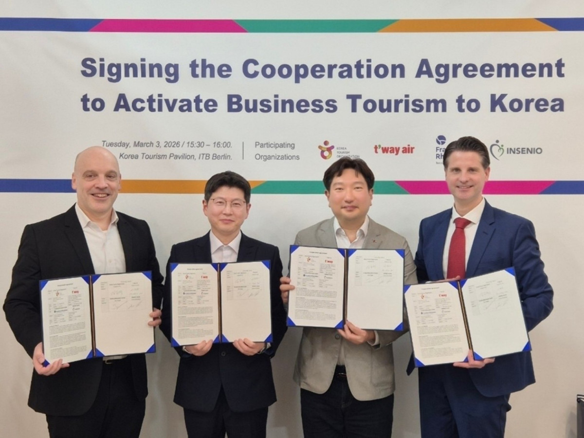 Photo: T\'way AirOn March 3, in the VIP room of the Korea tourism pavilion at ITB Berlin, (from left) Oern Ziegler, vice president of Frankfurt Rhein-Main GmbH; Kim Jung-taek, head of the Korea Tourism Organization\'s Frankfurt office; Seo Hyuk-jin, T\'way Air\'s Frankfurt station manager; and Jonas Schmieder, CEO of Insenio GmbH signed an MOU to promote German business travel to South Korea and posed for a commemorative photo.