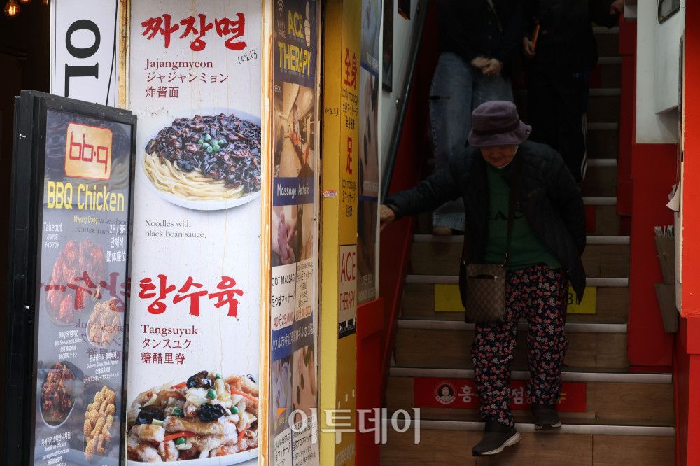 &nbsp;  Major dining-out prices in Seoul — including jajangmyeon (black bean noodles) and kalguksu (hand-cut noodle soup) — continued to climb last month. On March 23, the Korea Consumer Agency\'s price portal Chamgagak reported that the average price of jajangmyeon in Seoul was 7,692 KRW (approximately $5.77), up 0.5% from January\'s 7,654 KRW (approximately $5.74). Over the same period, kalguksu rose from 9,923 KRW (approximately $7.44) to 9,962 KRW (approximately $7.47), and the price for 200 g of pork belly increased from 17,923 KRW (approximately $13.44) to 18,000 KRW (approximately $13.50), each a 0.4% rise. That day, a restaurant on Seoul\'s Myeongdong Street displayed a menu notice. Reporter Go I-ran photoeran@